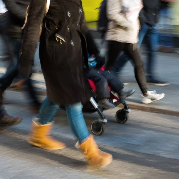 Mensen aan een winkelstraat in motion blur — Stockfoto