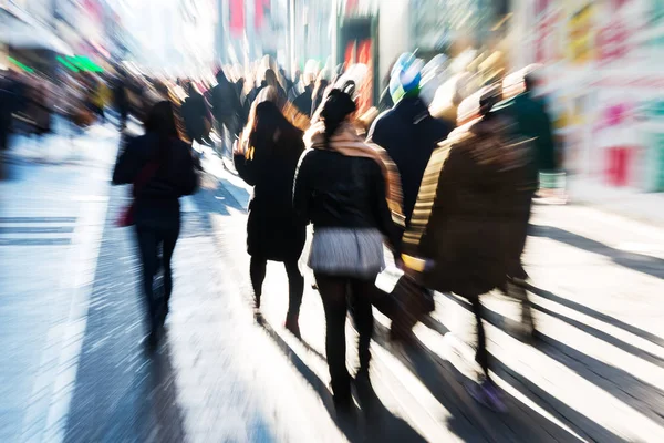 Skara människor på shoppinggatan — Stockfoto