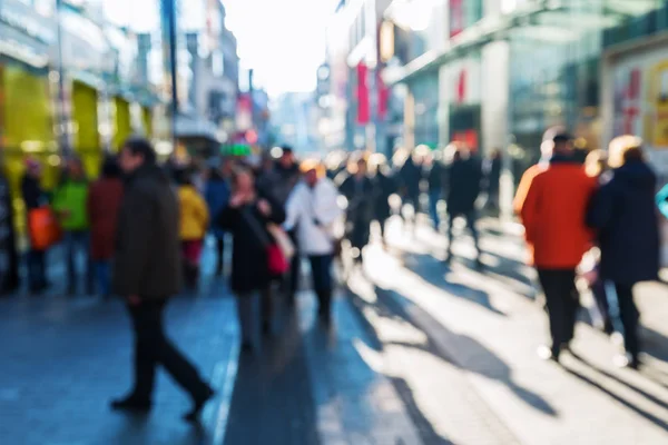 Multidão de pessoas em uma rua comercial — Fotografia de Stock