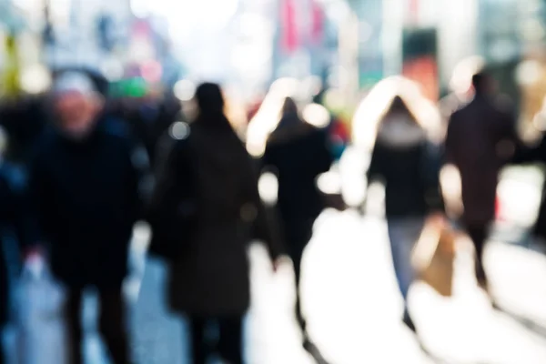 Foule dans une rue commerçante — Photo