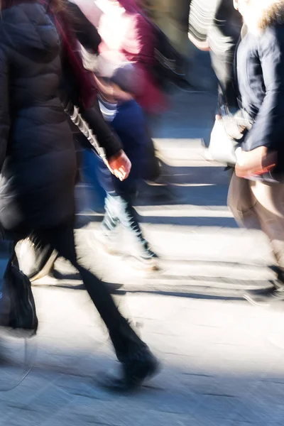 Persone su una strada dello shopping in movimento sfocatura — Foto Stock