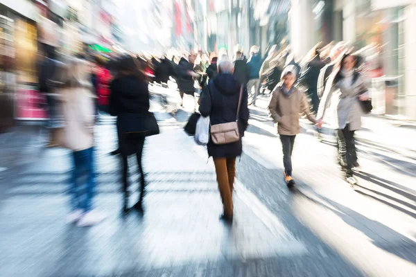 Kalabalık alışveriş caddesi üzerinde insan — Stok fotoğraf