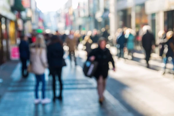 Multitud de personas en una calle comercial — Foto de Stock