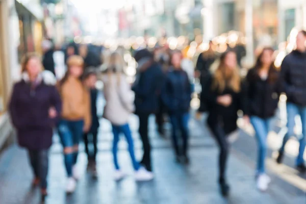 Kalabalık bir alışveriş caddesi üzerindeki kişiler — Stok fotoğraf