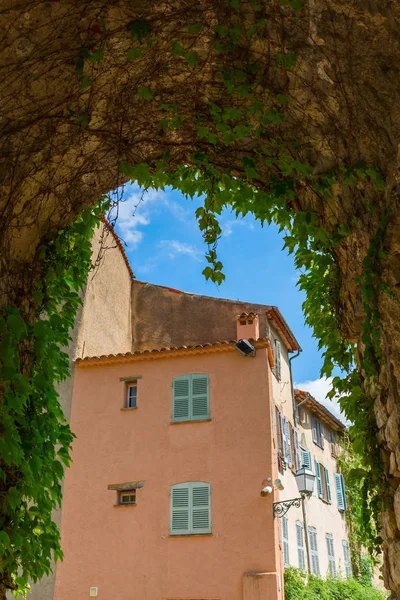 Picturesque archway in Seillans, France — Stock Photo, Image