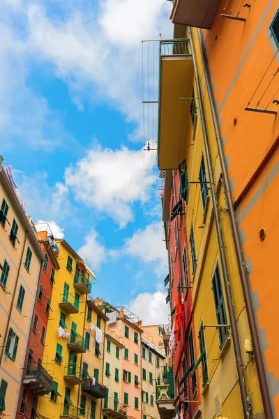 sokakta Riomaggiore, Cinque Terre, İtalya
