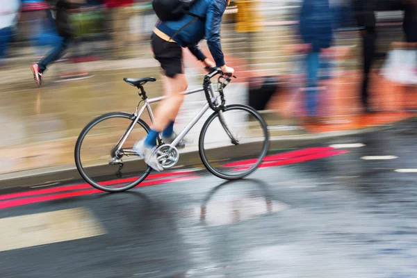 濡れた路上自転車ライダー — ストック写真
