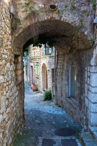 Picturesque underpass in the village Saint-Paul-deVence — Stock Photo, Image