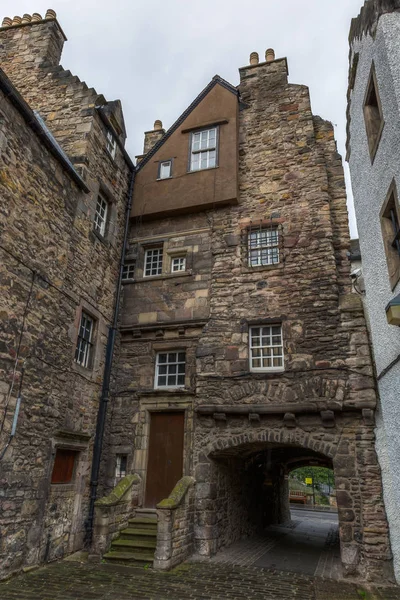 Gamla byggnader i den gamla staden Edinburgh — Stockfoto