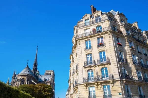 Edifício antigo e Notre Dame em Paris — Fotografia de Stock