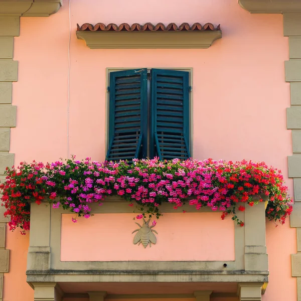 Balkon na barevné dům ve Florencii, Itálie — Stock fotografie