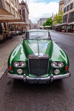 Bentley araba bir sokak, Berlin, Almanya