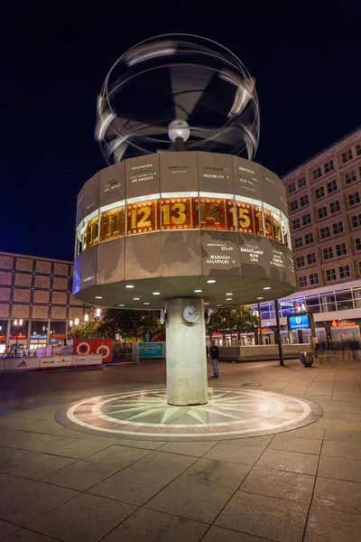 Wereldklok van de tijd op Alexanderplatz, Berlijn, 's nachts — Stockfoto