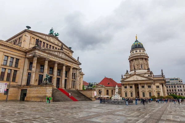 Gendarmenmarkt com Konzerthaus e Catedral Francesa em Berlim — Fotografia de Stock