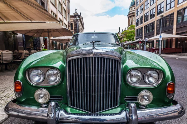 Bentley araba bir sokak, Berlin, Almanya — Stok fotoğraf