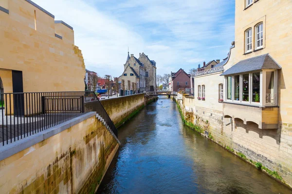 Канал в Старому місті Valkenburg, Нідерланди — стокове фото