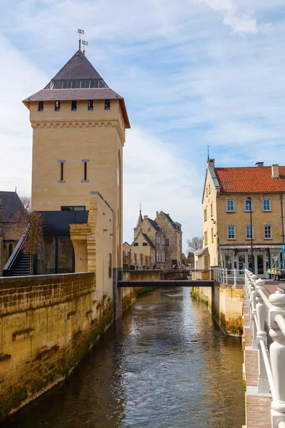 Canal na cidade velha de Valkenburg, Países Baixos — Fotografia de Stock