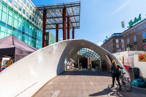 Entrada a un aparcamiento para bicicletas en Eindhoven, Países Bajos —  Fotos de Stock