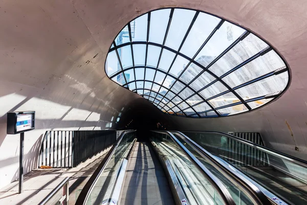 Rolltreppe zum Fahrradabstellplatz in Eindhoven, Niederlande — Stockfoto