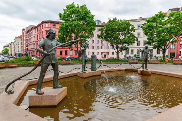 Humorous Feuerwehrbrunnen in Kreuzberg, Berlin, Germany — Stock Photo, Image