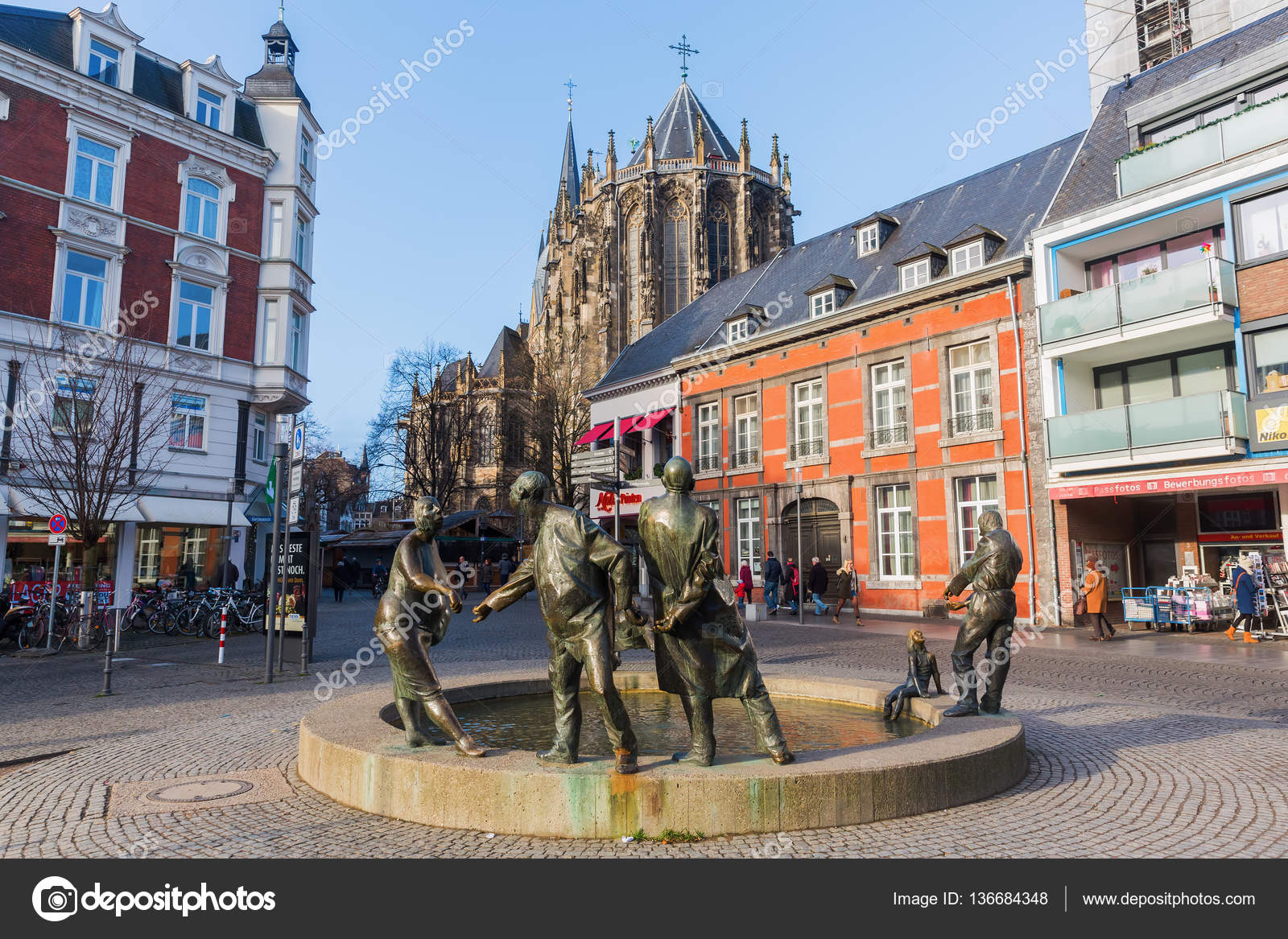 bronze statue in Aachen, Germany Redactionele stockfoto