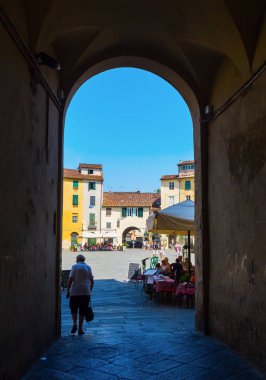 Piazza del Anfiteatro 'ya alt geçit, Lucca