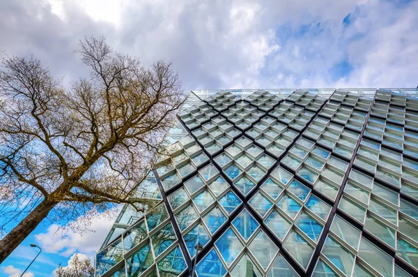 Modern residential building in Eindhoven, Netherlands. With about 225,000 inhabitants its the 5th-largest municipality of Netherlands and largest of North Brabant — Stock Photo, Image