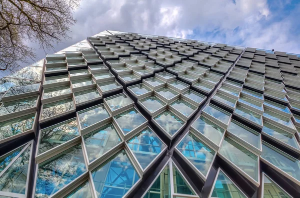 Modern residential building in Eindhoven, Netherlands. With about 225,000 inhabitants its the 5th-largest municipality of Netherlands and largest of North Brabant — Stock Photo, Image