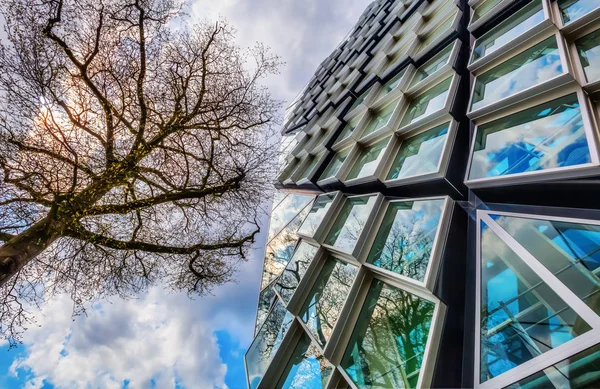 Modern residential building in Eindhoven, Netherlands. With about 225,000 inhabitants its the 5th-largest municipality of Netherlands and largest of North Brabant — Stock Photo, Image