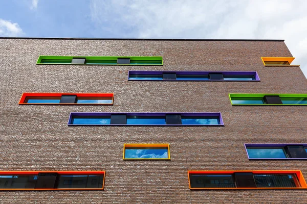 Moderno edificio residencial en Eindhoven, Países Bajos. Con cerca de 225.000 habitantes es el quinto municipio más grande de Holanda y el más grande de Brabante Septentrional — Foto de Stock