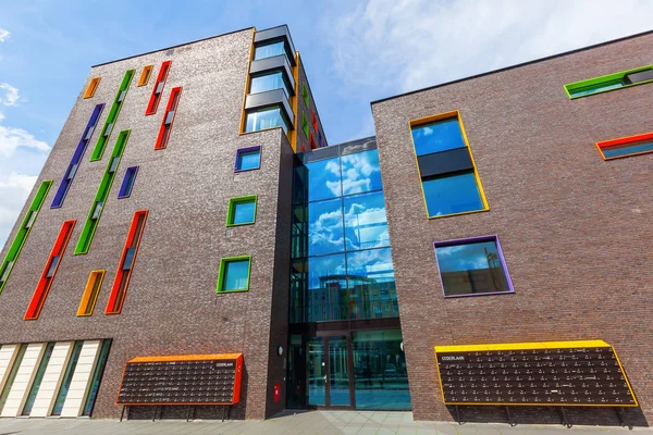 Modern residential building in Eindhoven, Netherlands. With about 225,000 inhabitants its the 5th-largest municipality of Netherlands and largest of North Brabant — Stock Photo, Image