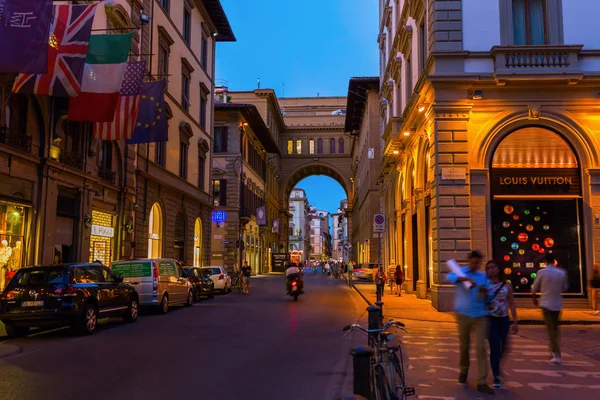 Escena de la calle en el casco antiguo de Florencia — Foto de Stock