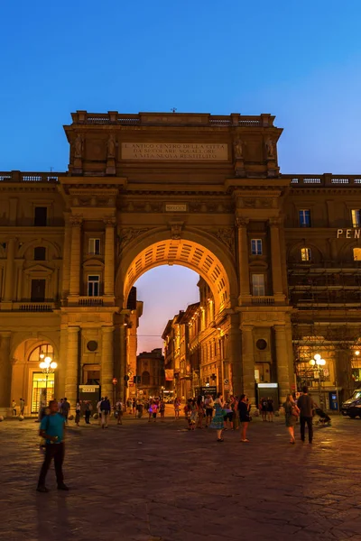 Площадь Республики в старом городе Флоренции — стоковое фото