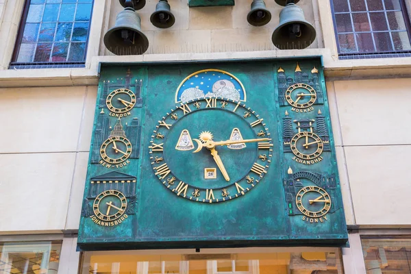 Campanas y reloj de la hora mundial en Muenster, Alemania — Foto de Stock