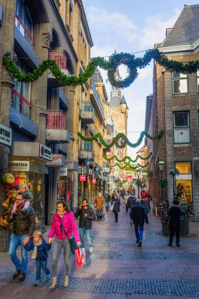 Rue commerçante décorée de Noël à Aix-la-Chapelle, Allemagne — Photo