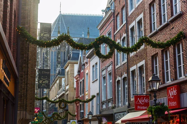 Noel alışveriş caddesi Aachen, Almanya için dekore edilmiştir. — Stok fotoğraf