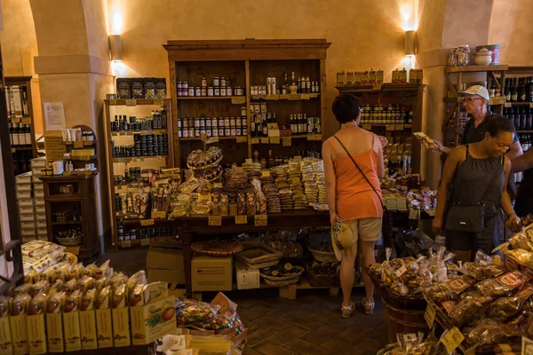 Lahůdkářský obchod v San Gimignano, Toskánsko, Itálie — Stock fotografie