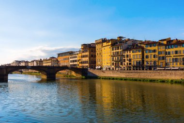 Ponte Santa Trinita nehre Arno üzerinde göster