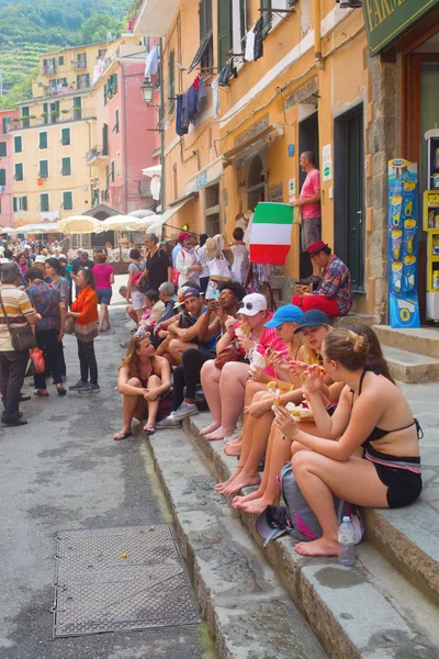 Scena di strada a Vernazza, Cinque Terre, Italia — Foto Stock