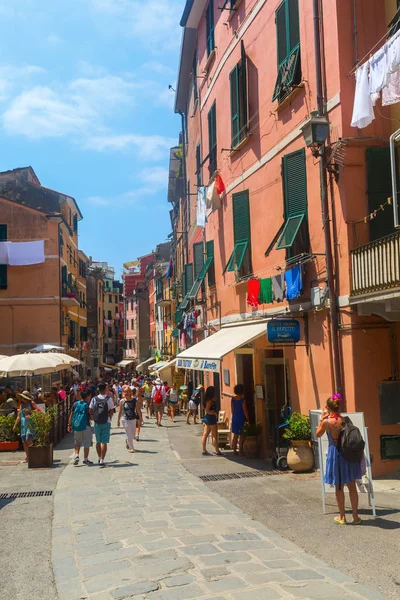Street scene in Vernazza, Cinque Terre, Italy — Stock Photo, Image