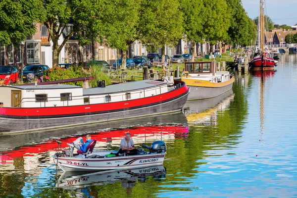 エンクホイゼン、オランダの運河シーン — ストック写真