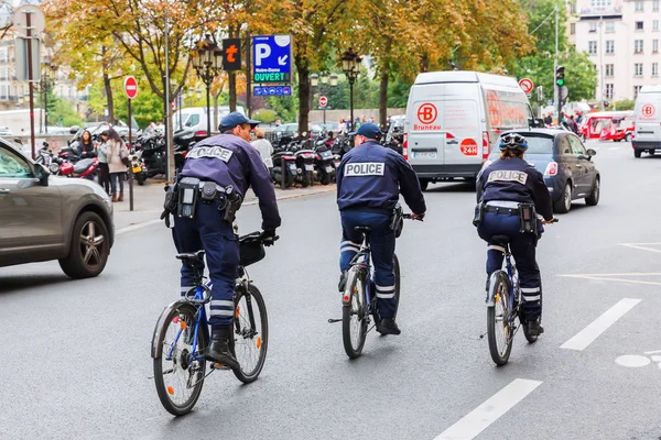 Kerékpárra szerelhető rendőrség, Paris, Franciaország — Stock Fotó