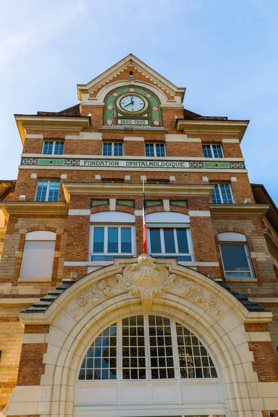 Facade of the Fondation Ophtalmologique in Paris — Stock Photo, Image