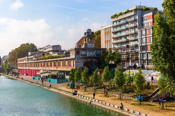 Vista al Canal de l 'Ourcq en París, Francia — Foto de Stock