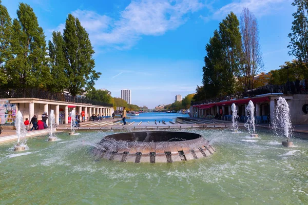 Vista al Canal de l 'Ourcq en París, Francia — Foto de Stock