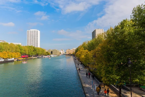 Vista al Canal de l 'Ourcq en París, Francia — Foto de Stock
