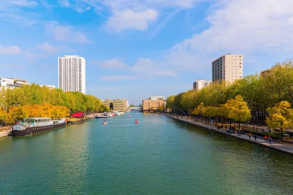 Vista al Canal de l 'Ourcq en París, Francia — Foto de Stock