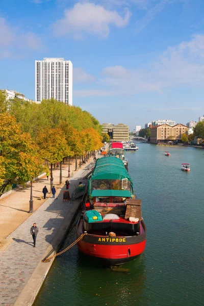 Vista al Canal de l 'Ourcq en París, Francia — Foto de Stock