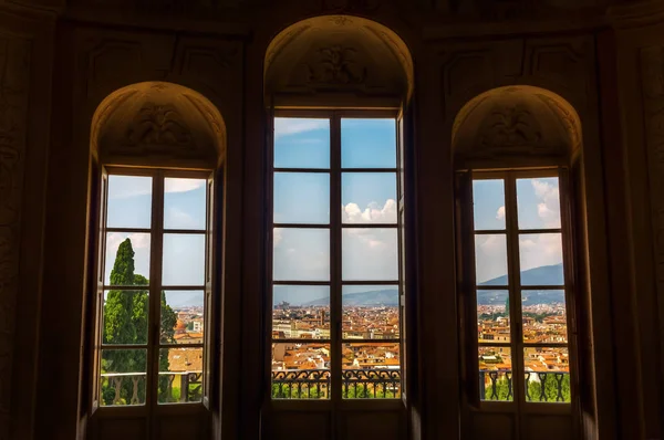 Вид из окна в саду Боболи, Флоренция — стоковое фото