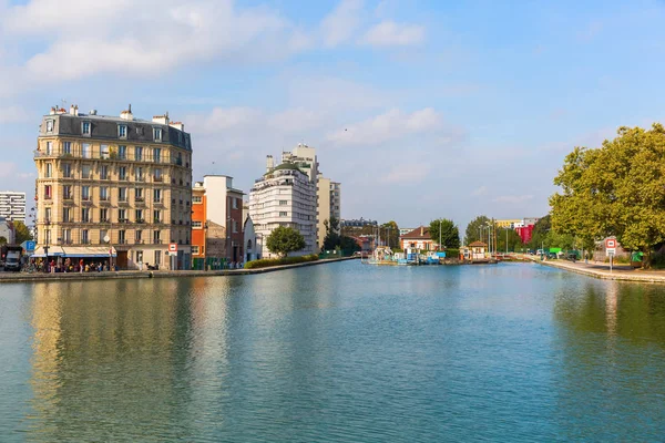 Vista al Canal de l 'Ourcq en París, Francia — Foto de Stock